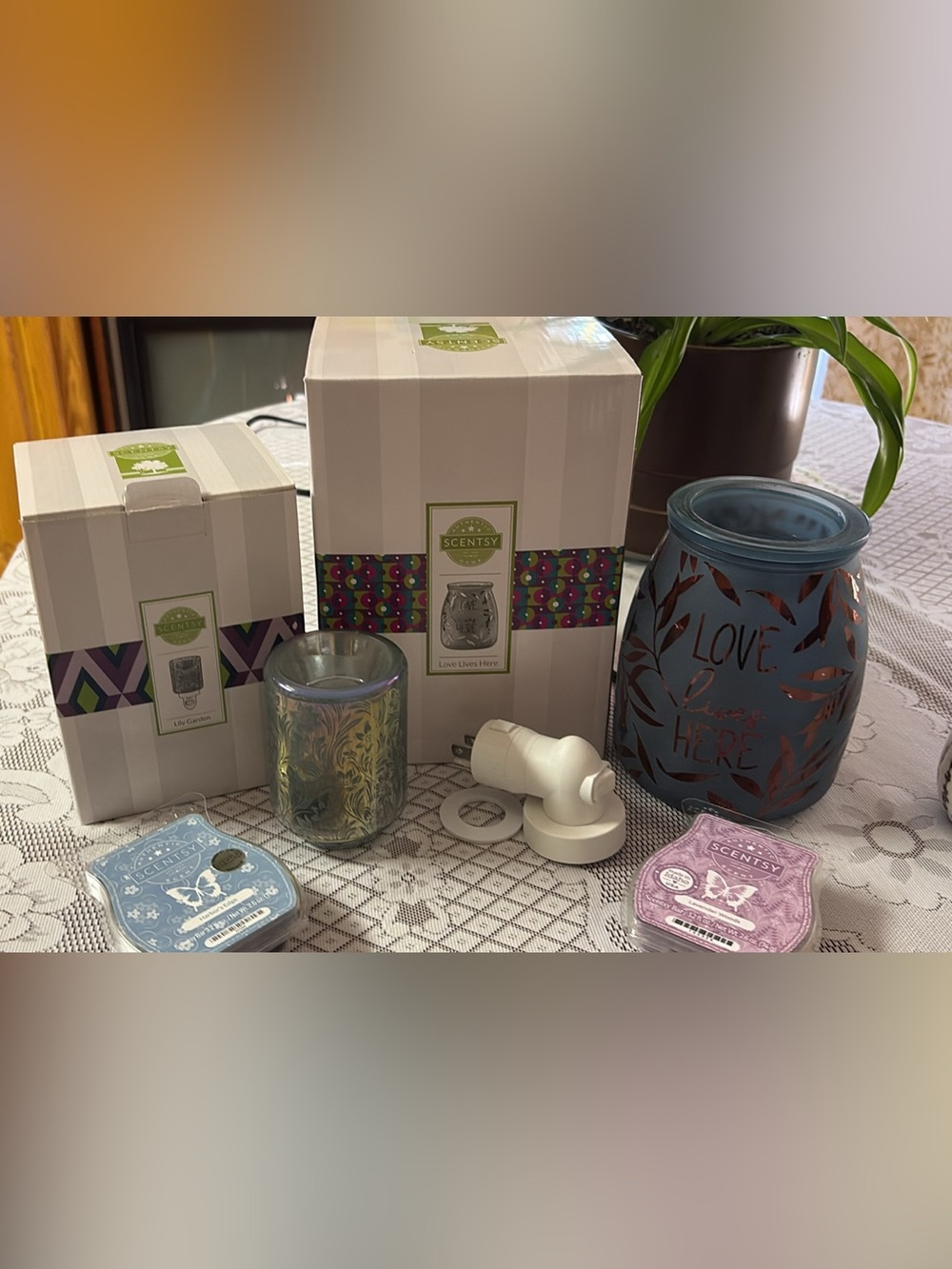 Scentsy Lily Garden Mini Warmer, Love Lives Here Large Warmer & 2 bars (random)